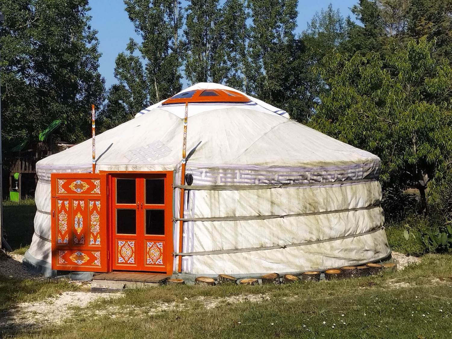 Yourte Mongole près des chevaux